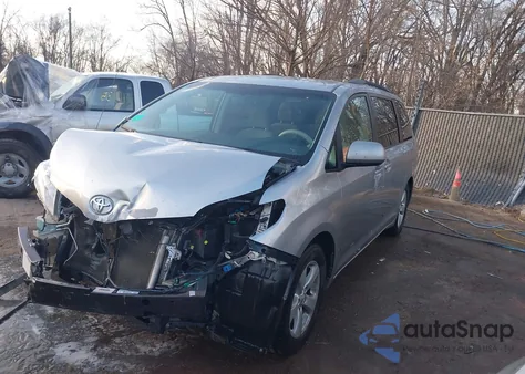 2014 Toyota Sienna Le V6 8 Passenger z USA, uszkodzony, nr VIN 5TDKK3DCXES484904